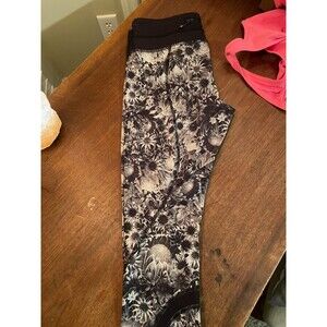 Lululemon Size 6 Crop Leggings Black Grey Floral Sunflower